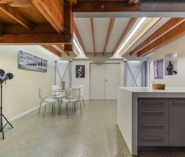 Fabulous 3 Bed 2 Bath Urban City Living - Photo 3
