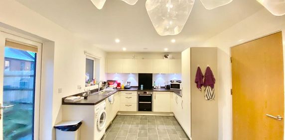 4 bedroom flat to rent - Photo 2