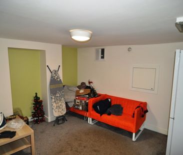 1 bed House Share - To Let - Photo 2