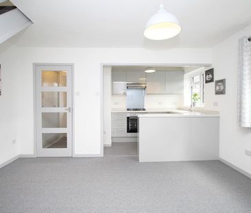 2 bedroom end of terrace house to rent - Photo 2