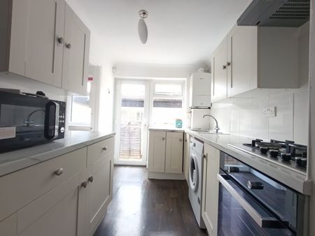2 Bed Flat, Leader Avenue, E12 - Photo 5