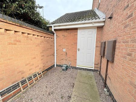 3 bedroom semi-detached house to rent - Photo 2