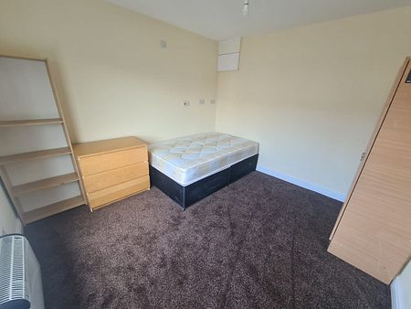 4 Bed - Flat 1, 17a Stonegate Road, Leeds - LS6 4HZ - Student/Professional - Photo 3