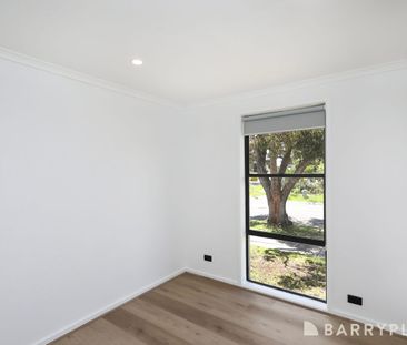 Beautifully Renovated Family home in the heart of Sunshine West - Photo 4
