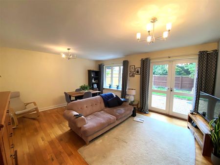 Earl Edwin Mews, Whitchurch, Shropshire - Photo 2