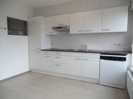 Appartement met twee slaapkamers, ruime zolder en garage. - Photo 3