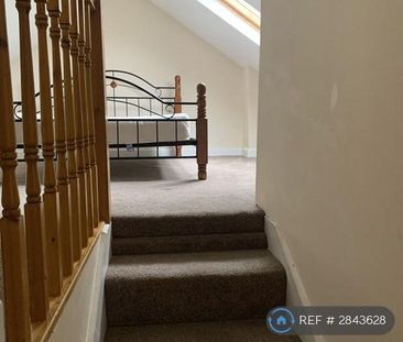 4 bedroom semi-detached house to rent - Photo 4