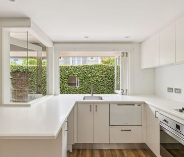 Private renovated apartment / expansive outdoor living - Photo 4