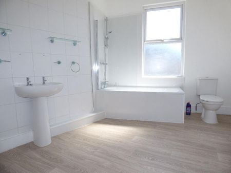 4 bedroom terraced house to rent - Photo 5