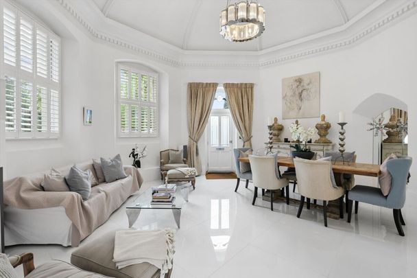 Dating back to 1870 beautifully refurbished throughout, occupying one of Surrey's most iconic landmark buildings, Ruxley Tower offers a rare opportunity to enjoy an exceptional stay in a unique home. - Photo 1