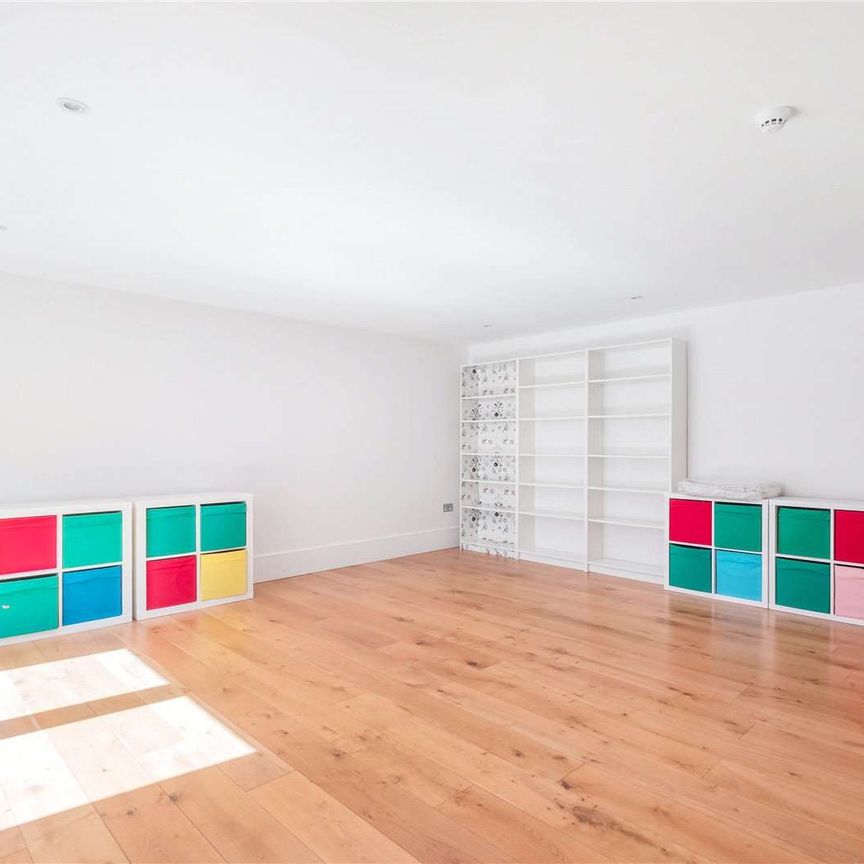 Fantastic family home benefitting from an annexe, off-street parking and a garage. - Photo 1