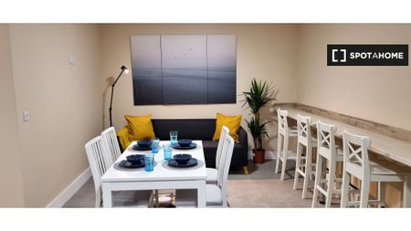 Bed in a twin room for rent in a 7-bedroom apartment in Phib - Photo 5