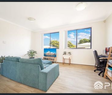 Spacious 2 Bedroom Apartment in Convenient Location - Photo 1