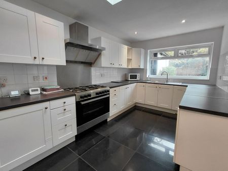Pyecombe Corner, North Finchley, London - Photo 3