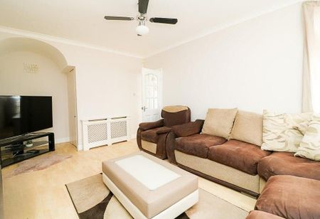 4 bedroom semi-detached house to rent - Photo 4