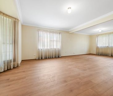 Spacious Two-Storey Family Home with New Flooring, New Carpet & Fle... - Photo 2