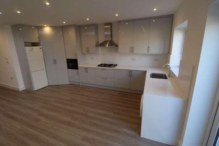 De Havilland Road, Edgware, HA8 - Photo 3