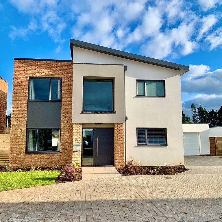 3 bedroom Spacious Three Bedroom Detached House to rent - Photo 1