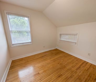 Spacious Fully Detached House in Niagara Falls! - Photo 6