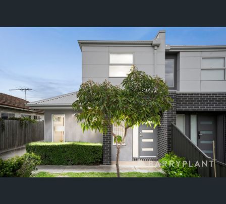 2/9 Cranbourne Avenue, Sunshine North, Vic 3020 - Photo 1