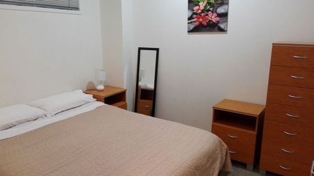 Spacious fully furnished apartment, own courtyard - Photo 3