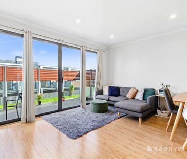 Modern Luxury Living: 3 Bed, 2 Bath Town Residence in Mount Waverley - Photo 6
