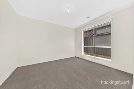 Beautiful spacious family home in heart of Wollert - Photo 4