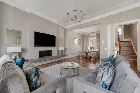 A Five-Bedroom Chelsea House with Garden, Conservatory and Exceptional Entertaining Space - Photo 2