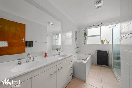 Sunny Family Home - Walk to Mount Nelson Primary - Photo 4