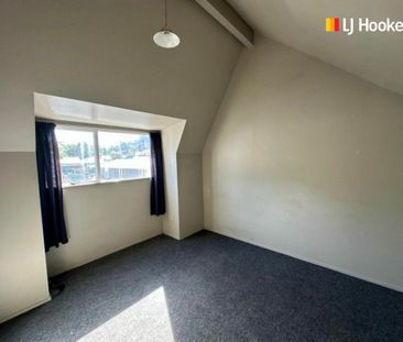 Tidy 4 bedrooom flat - Photo 2