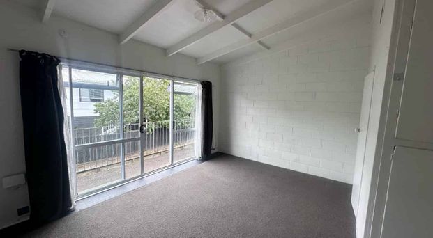 Bedsit Flat - Handy Position - Photo 1