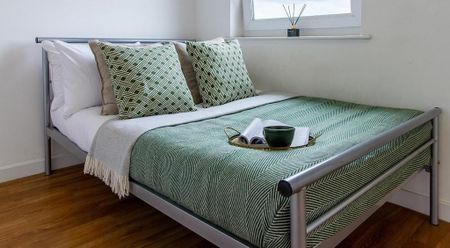 1 bedroom in a flat share to rent - Photo 2
