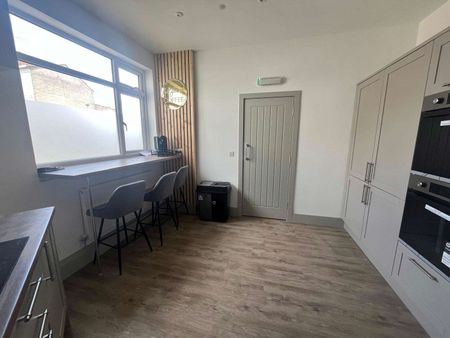 🌟 Prime Location on Humber Street, Cleethorpes 🌟 Room 5 - Studio - Photo 4