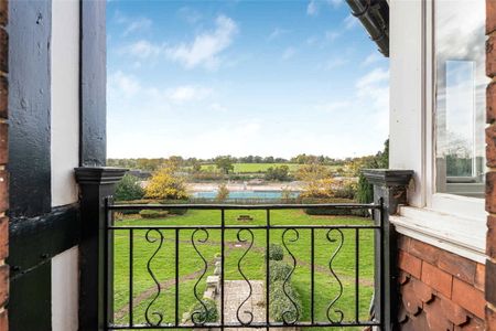 A five bedroom detached property situated within the Village of Berskwell. - Photo 3