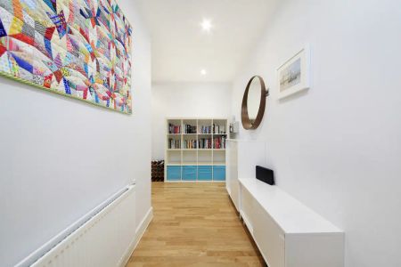 2 bedroom flat in London - Photo 2