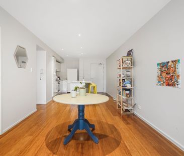 Stylish & Spacious Apartment Living Just 6km from Brisbane CBD - Photo 2