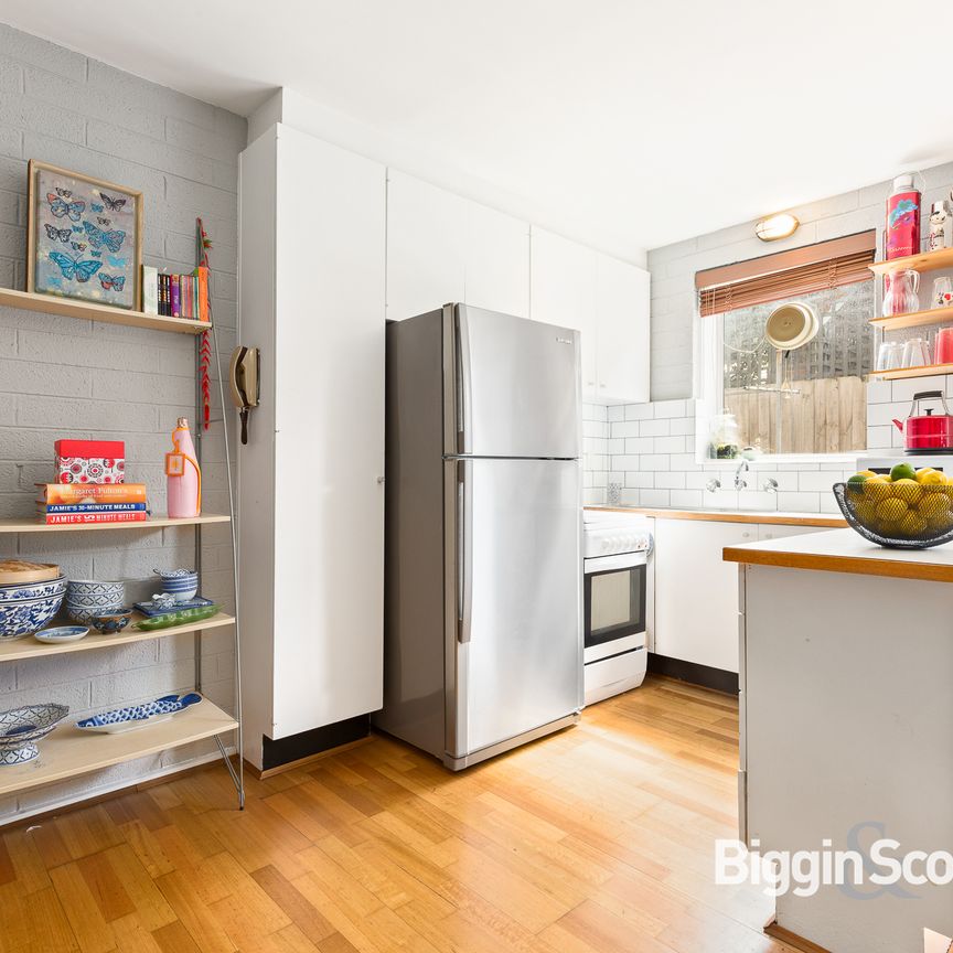 Chic Ground-Floor Retreat Opposite Barkly Gardens - Photo 1