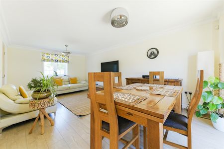 To Let 3 Bed House - Detached - Photo 3