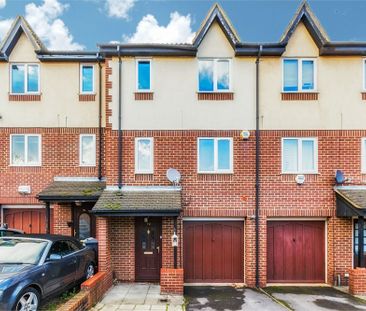 3 bed terraced house to rent in Littlebrook Avenue, Burnham, SL2 - Photo 1