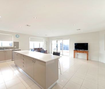 Stylish and Spacious 4 Family Home in Prime Position - Photo 6