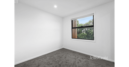 Stylish and Contemporary Living - Photo 3