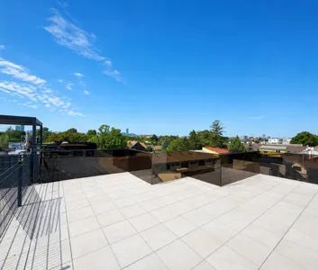 VOLL MÖBLIERT & AUSGESTATTET! 3-Zimmer Penthouse mit 30qm Dachterrasse! Skyline & Kahlenberg Blick! Garage! Nähe U2! - Photo 3