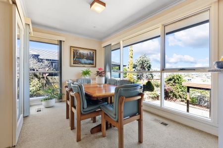 Family Home with Valley Views * 4 Month Lease* - Photo 4