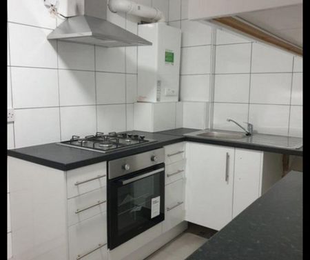 1 bedroom in a flat share to rent - Photo 2