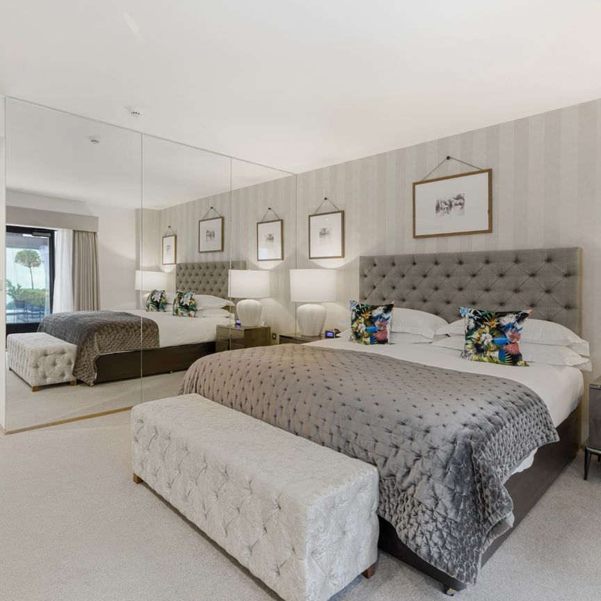 Chic Five-Bedroom Townhouse Moments from Hyde Park and Harrods - Photo 1