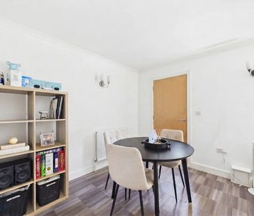2 bedroom Flat in North Town Road, Maidenhead - Photo 2