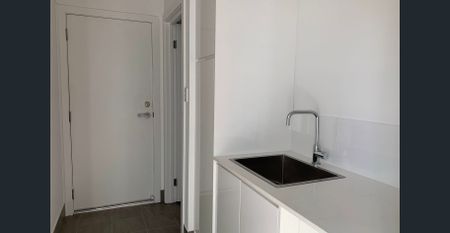 Modern 3 bedroom townhouse perfect summer location! - Photo 3