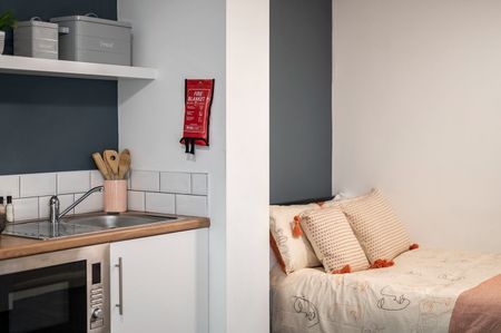 Studio Flat, St Cyprians, L7 - Photo 2