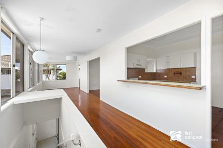 CHARMING FAMILY HOME IN BEAUTIFUL WYNNUM - Photo 3