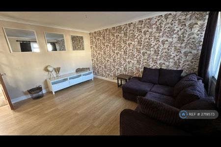 4 bedroom semi-detached house to rent - Photo 2
